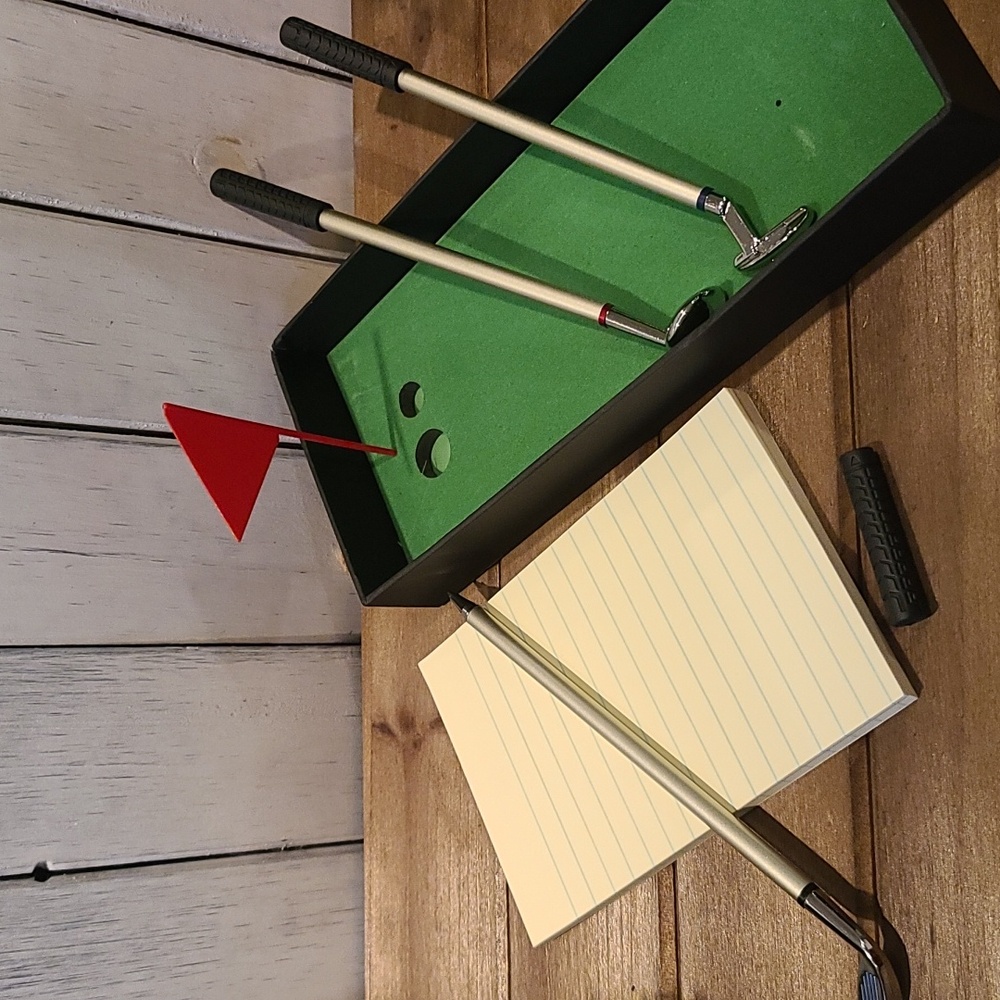 DESKTOP GOLF pen set with clubs balls putting green NIB NWT - Picture 7 of 10